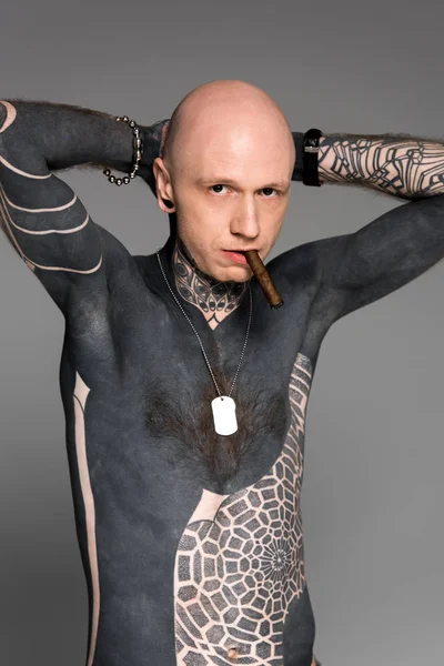 Confiante Tatuado Peito Homem Com Mãos Atrás Cabeça Fumar Charuto — Fotografia de Stock