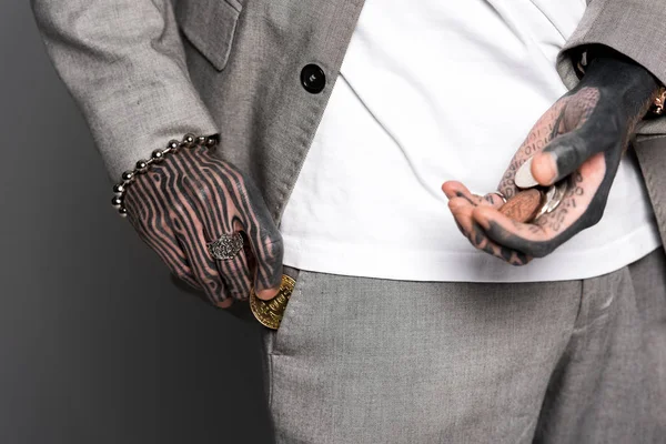 Împușcat Tatuat Costum Ținând Monede Punând Bitcoin Buzunar Izolat Gri — Fotografie, imagine de stoc