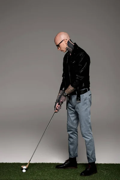 Tetovaný Muž Džínách Kožené Bundě Sluneční Brýle Hrát Golf Šedá — Stock fotografie