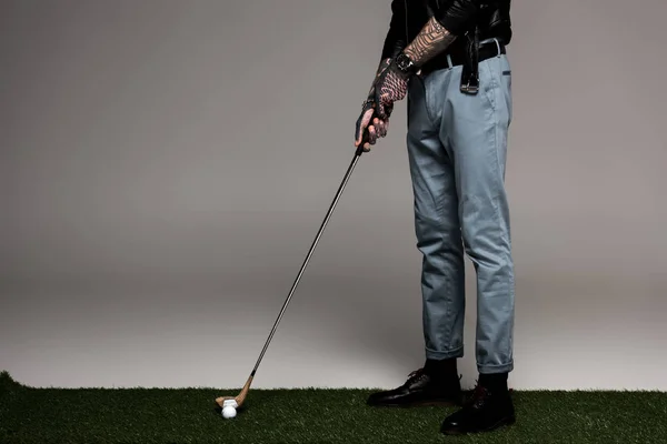 Lage Sectie Voor Tattooed Man Jeans Leren Jas Golfen Grijs — Stockfoto