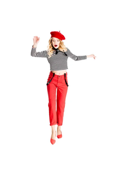 Überraschte Frau Roter Baskenmütze Blickt Auf Boden Isoliert Auf Weiß — Stockfoto