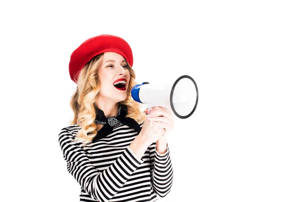 Lächelnde Frau Mit Roter Baskenmütze Schreit Megafon Isoliert Auf Weiß — Stockfoto