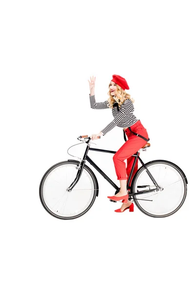 Mulher Feliz Boina Vermelha Acenando Mão Enquanto Andar Bicicleta Isolada — Fotografia de Stock