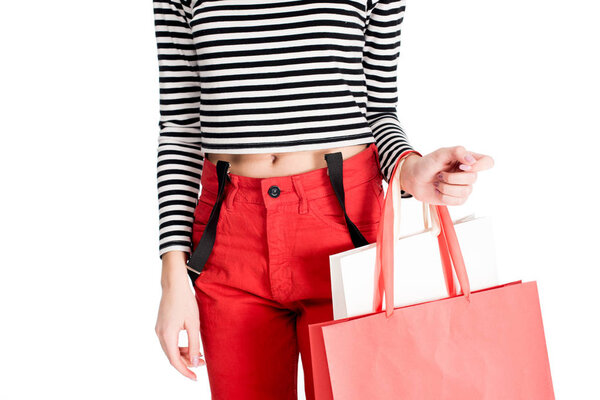 обрезанный вид женщины, стоящей с мешками для покупок изолированы на белом
 