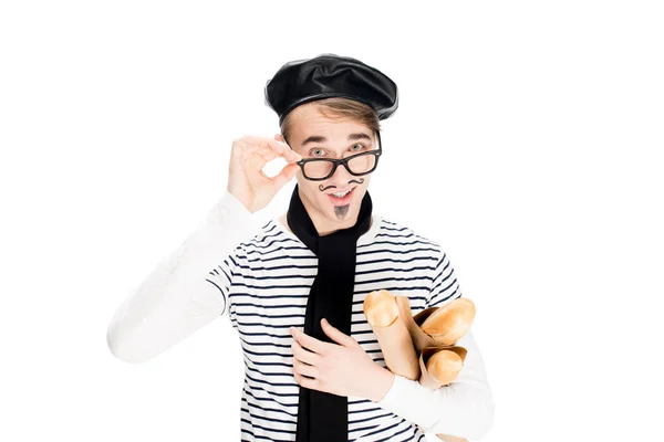 Homem Francês Tocando Óculos Saborosas Baguetes Isoladas Branco — Fotografia de Stock