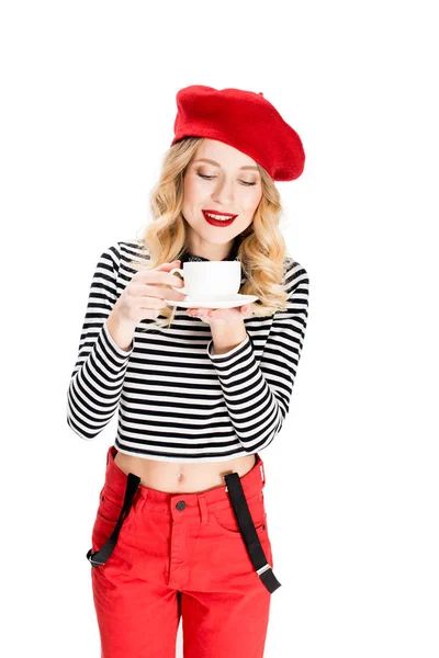 Atractiva Mujer Boina Roja Sosteniendo Taza Café Manos Aisladas Blanco —  Fotos de Stock