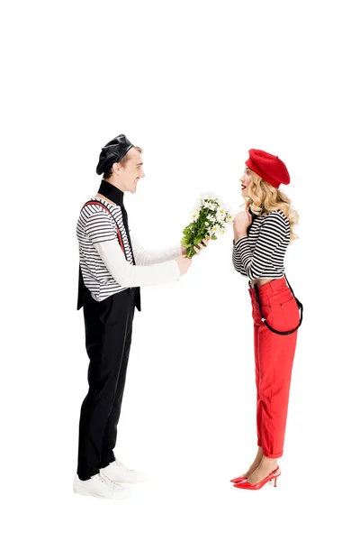 Frans Man Bloemen Geven Vrouw Rode Baret Geïsoleerd Wit — Stockfoto