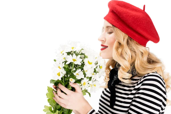 Smuk Kvinde Rød Baret Smilende Mens Ildelugtende Blomster Isoleret Hvid - Stock-foto