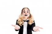 fröhliche Clownin zeigt Willkommensgeste isoliert auf Weiß 