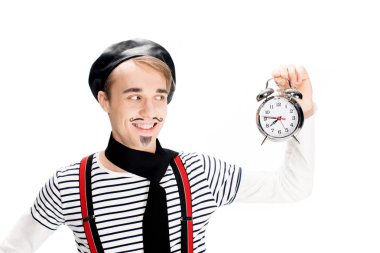 alarm saat bakarak ve izole üzerinde beyaz gülümseyen neşeli Fransız adam 