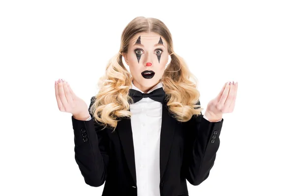 Überraschter Weiblicher Clown Steht Anzug Und Gestikuliert Isoliert Auf Weißem — Stockfoto