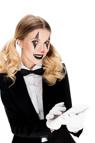Uśmiechnięta Blondynka Clown Gospodarstwa Cyfrowego Tabletu Białym Tle — Zdjęcie stockowe