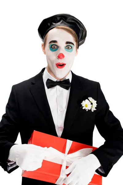 Clown Eccitato Possesso Scatola Regalo Mentre Piedi Abito Isolato Bianco — Foto Stock