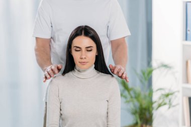 atış sakin genç kadının omuz tarihinde tedavi şifa reiki alma kapalı gözlerle kırpılmış