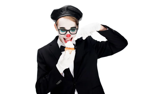 Vrolijke Clown Pak Bril Kijken Naar Lekkere Cupcake Geïsoleerd Wit — Stockfoto