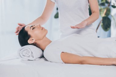baş ve göğüs üzerinde tedavi şifa reiki alma huzurlu genç kadın