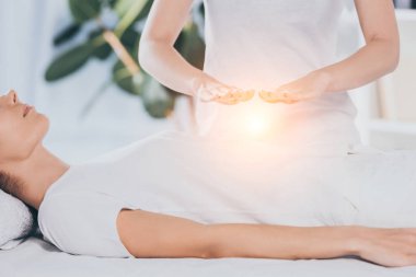 reiki tedavi mide sakin genç kadın görüntüsünü kırpılmış 