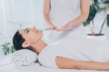 atış huzurlu genç kadının reiki şifa tedavi gören kapalı gözlerle kırpılmış 