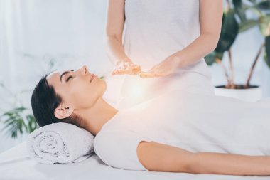 reiki tedavi şifa alma kapalı gözlerle huzurlu genç kadın
