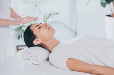 atış huzurlu genç kadının reiki tedavi gören kapalı gözlerle kırpılmış