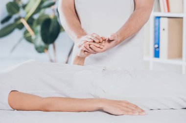 palm şifa sırasında genç kadının elini tutarak reiki şifacı kadeh kırpılmış