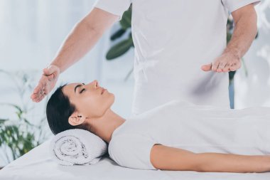 atış sakin genç kadının erkek şifacı reiki tedavi gören kırpılmış