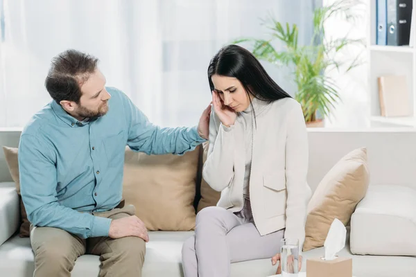 Psicoterapeuta Barbudo Apoyando Una Joven Mujer Molesta Llorando Sofá — Foto de Stock