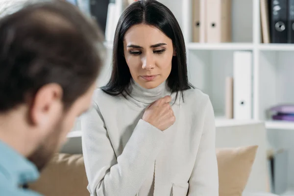 Selectieve Aandacht Van Ongelukkige Jonge Patiënt Kijkt Neer Tijdens Een — Stockfoto