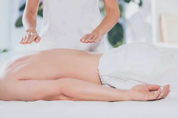 Schnappschuss Eines Barbusigen Mannes Der Eine Reiki Behandlung Auf Dem — Stockfoto