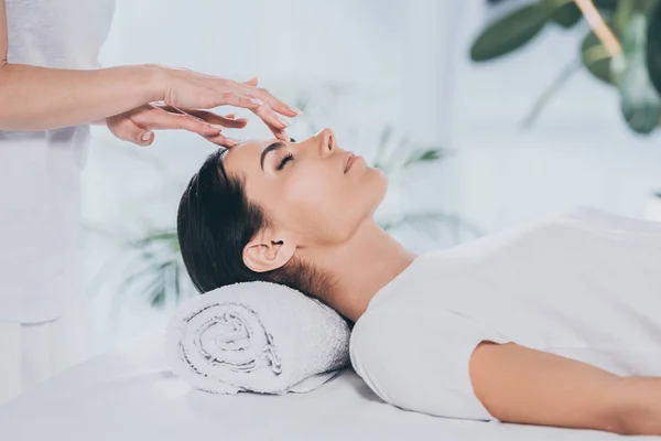 Recortado Tiro Especialista Reiki Haciendo Terapia Curación Para Calmar Joven —  Fotos de Stock