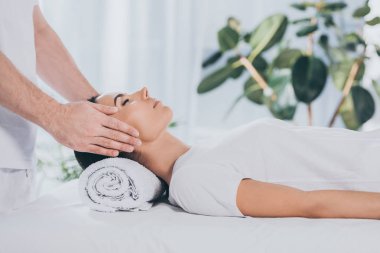 atış sakin genç kadının tedavi şifa reiki alma kapalı gözlerle kırpılmış 