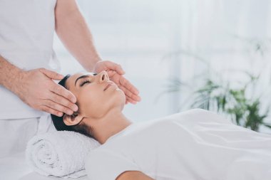 atış sakin genç kadının tedavi şifa reiki alma kapalı gözlerle kırpılmış  