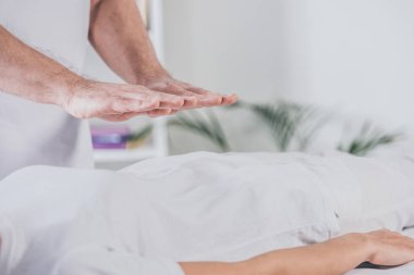 erkek terapist reiki şifa oturum için kadının işi bardak kırpılmış 