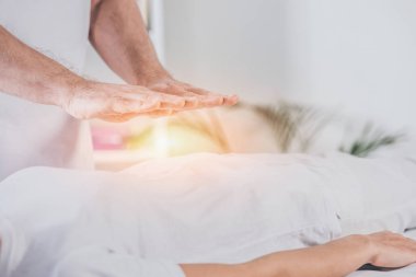 Erkek şifacı reiki tedavi oturum için kadının işi bardak kırpılmış 