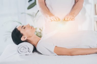 Genç kadının göğüs üzerinde reiki tedavi gören atış kırpılmış 