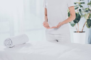 Beyaz Masaj masanın ayakta reiki şifacı orta bölümünde 