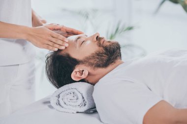 kapalı gözlerle sakallı adam sakinleştirmeye şifa oturum yapıyor reiki uzman kırpılmış atış