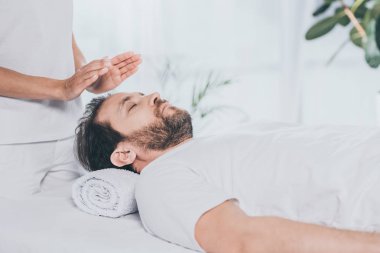 reiki şifa oturum alma sakin sakallı adam resmini kırpılmış