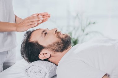 reiki tedavi gören ve ararken sakallı sakinliğin kısmi görünümü