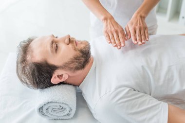 sakallı adamın reiki tedavi gören yüksek açılı görünüş