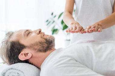 sakallı adam reiki tedavi gören kadeh kırpılmış