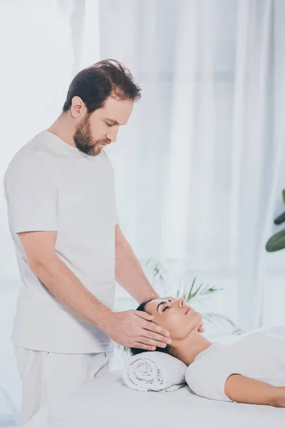 Young Woman Closed Eyes Receiving Reiki Treatment Bearded Healer — Stock Photo, Image