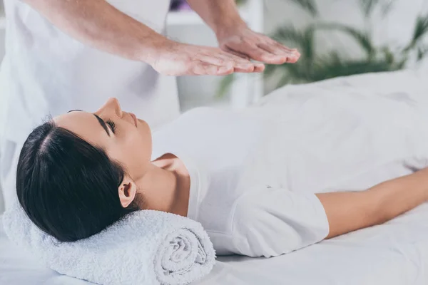 Jovem Deitada Mesa Massagem Recebendo Tratamento Reiki — Fotografia de Stock