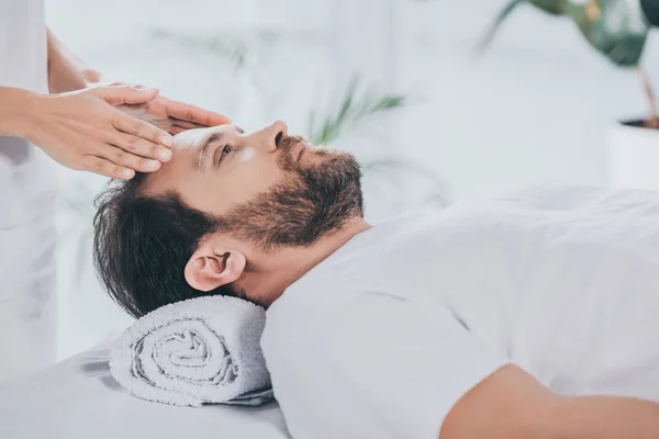 Hombre Barbudo Calma Recibir Tratamiento Reiki Mirando Hacia Arriba — Foto de Stock