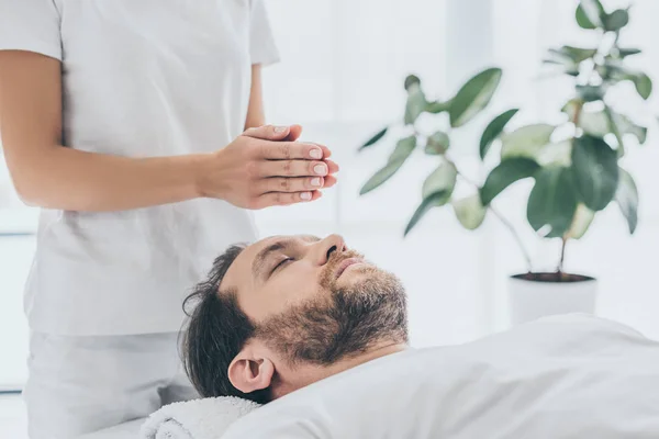 Tiro Recortado Mãos Femininas Homem Barbudo Recebendo Tratamento Reiki — Fotografia de Stock