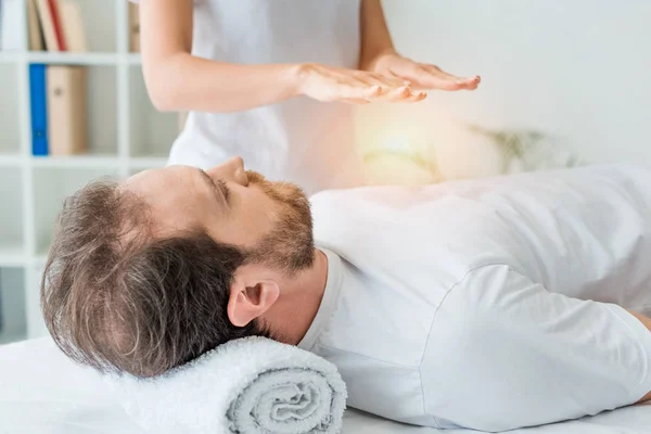 Barbudo Hombre Acostado Mesa Masaje Recibir Tratamiento Reiki —  Fotos de Stock