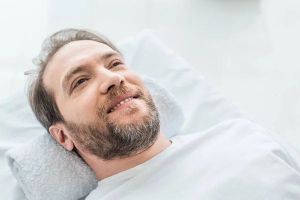 Улыбающийся Бородатый Пациент Лежит Массажном Столе Медицинском Кабинете — стоковое фото