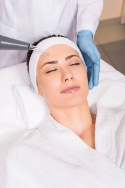 Şevval özçelik güzellik kadın yüz Güzellik Salonu için darsonvalization yapıyor
