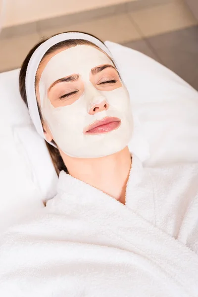 Mulher Deitada Roupão Branco Com Máscara Facial Aplicada Olhos Fechados — Fotografia de Stock