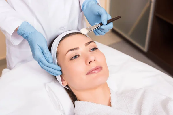 Beautician Applying Cosmetic Mask Woman Forehead Beauty Salon — Stock Photo, Image